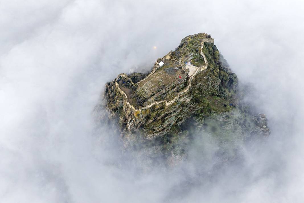 Yüzüklerin Efendisi sahnesi değil, burası Türkiye! Şehir kayboldu, tarihi kale 'Gökyüzü Adası'na dönüştü 4